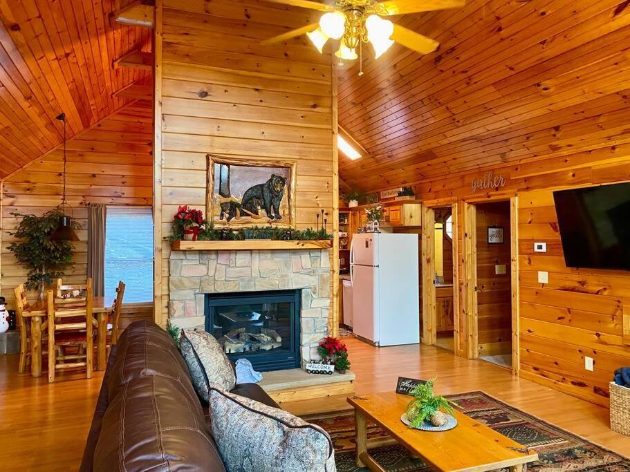 Villa Great Location Pool Table Hot Tub à Gatlinburg Extérieur photo