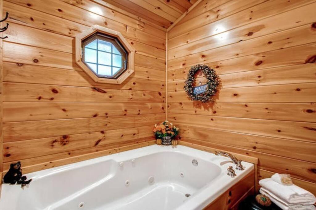 Villa Great Location Pool Table Hot Tub à Gatlinburg Extérieur photo